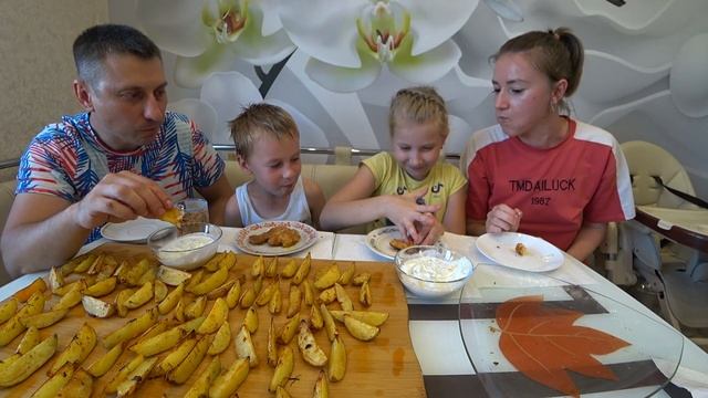 МУКБАНГ НАГГЕТСЫ И КАРТОШКА ПО ДЕРЕВЕНСКИ | MUKBANG NUGGETS AND POTATOES IN THE VILLAGE смотреть онлайн