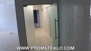 МАТОВАЯ СТЕКЛЯННАЯ ДВУСТВОРЧАТАЯ ДВЕРЬ НА МАЯТНИКОВОЙ ФУРНИТУРЕ С ДОВОДЧИКОМ.