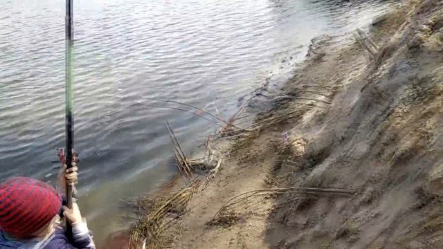 Детская рыбалка на поплавочную удочку по-взрослому с папой
