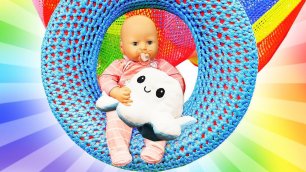 Кукла БЕБИ Анабель идёт в Парк Развлечений  Joki Joya! - Весёлые игры для детей. Видео куклы онлайн