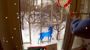 Наклеиваем Новогодние наклейки на окна...