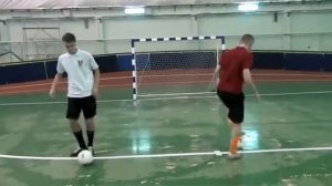 урок 1 "Остановка мяча подошвой"