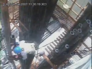 Верховой повис на элеваторе и решил покататься🫣