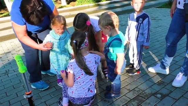 Гламурная козочка и маленький влогер - Девочка наряжает козочку и гуляет с ней на детской площадке смотреть онлайн