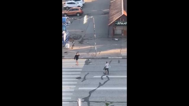 В Ижевске два бухих чудика пытаются украсть дорожный знак))) смотреть онлайн