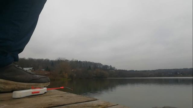 Залез на длинный ржавый мост. Ловля на мормышку у трубы смотреть онлайн