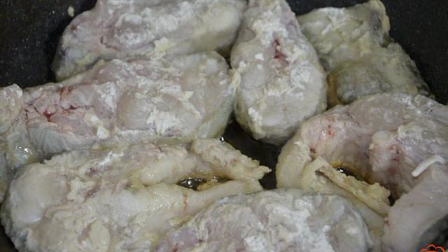 Сом жаренный с луком