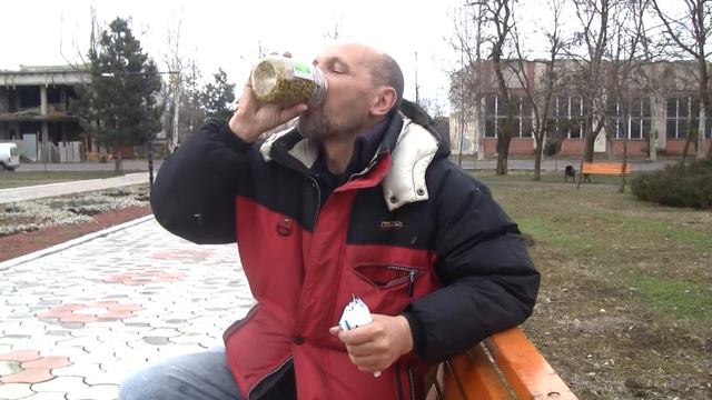 На что готов мужик ради 50 Лей сожрал весь горох и СМЕТАНУ смотреть онлайн