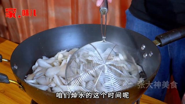 農村大集上，老師傅蘑菇炒雞蛋，日賣800份客人天天排隊，真厲害【張大神美食】#蘑菇炒雞蛋 #蘑菇料理 #mushroomrecipe