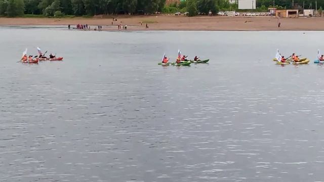 Парад речного флота в честь Дня города и Дня России. 1. Байдарки смотреть онлайн