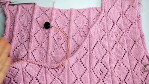 Женский пуловер со спущенным плечом.