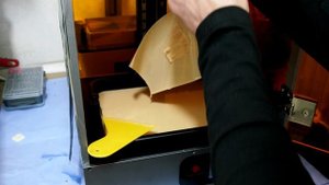 Чистка ванночки 3D принтера от прилипшего пластика - отличный способ позволяет печатать 10 часов