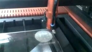 Гравировка и резка акрила на лазерном станке с ЧПУ и CO2 источником