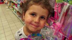 Милана учится пользоваться детской косметикой