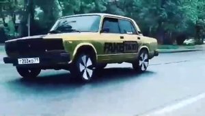 Золотая ваз 2107. по городу