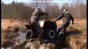 Чёрные рейдеры гонки по грязи на квадроциклах