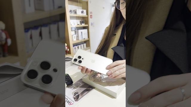 Распаковка iPhone 15 Pro Max в белом цвете