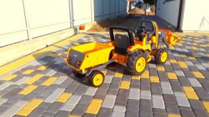 Алекс играет игрушечным Трактором BRUDER на больших колесах и помогает Большим Экскаватором