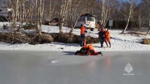 Камчатские спасатели отработали приёмы спасения людей, провалившихся под лёд