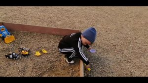 Малыш Дамир играет на детской площадке.Видео для детей