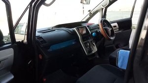 Тойота Вокси  2010 г.в. передний привод , 2 литра , 158 л/с !