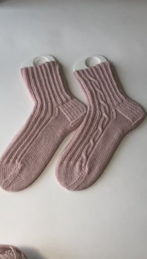 Женские носки связаны спицами из полушерсти