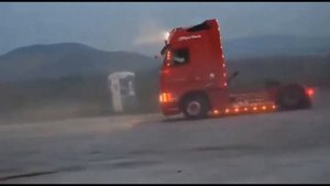 Фура дрифтует Volvo