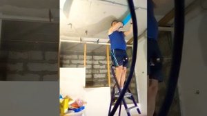 Установка отбойника на уголке двухуровневого потолка