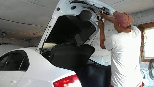 Замена замка багажника Шкода Рапид смотреть онлайн