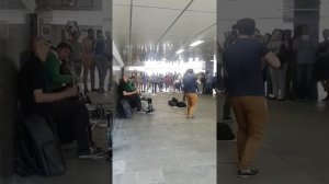 Парни круто играют на скрипках в подземном переходе Москвы