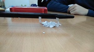 Эбонитовая палочка и обрывки