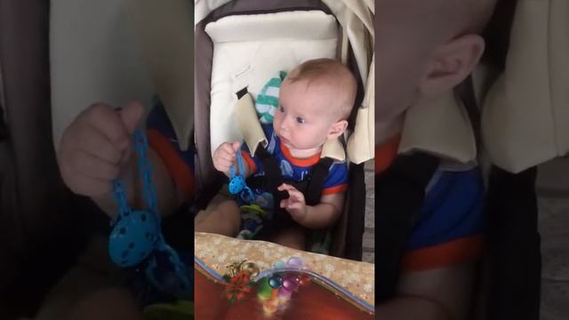 Малыш пробует сушку #режутсязубки #прикорм #мама #развитиемалыша