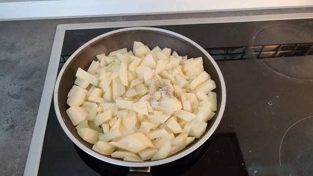 Жареная картошка с беконом. ? Fried potatoes with bacon.