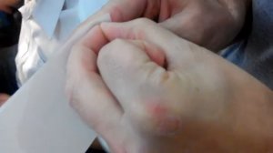 Снятие защитного слоя с бронированной полиуретановой пленки