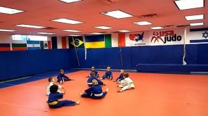 Детское дзюдо в США. Дети 5-7 лет. Разминка, отработка приемов, свободная борьба.  Осень- зима 2015