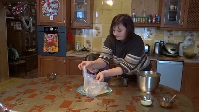 Пирожное《Муравейник》из печенья „без выпечки" дети готовят с мамой муравейник