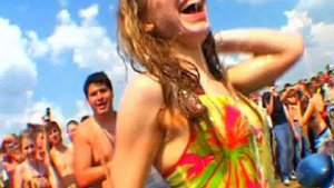 Мокрые девушки и машины