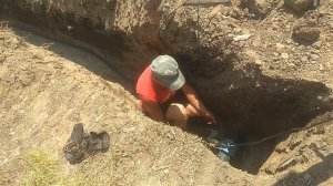 Строительство установка жби кольца под водопроводный колодец.