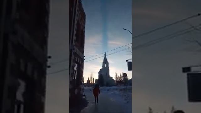 Необычный столб над Храмом смотреть онлайн