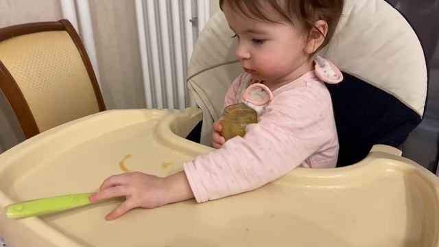 РЕБЕНОК ПЕРВЫЙ РАЗ ПРОБУЕТ АВОКАДО / ЧЕМ ЗАНИМАЕТСЯ ПЕРЕД СНОМ смотреть онлайн