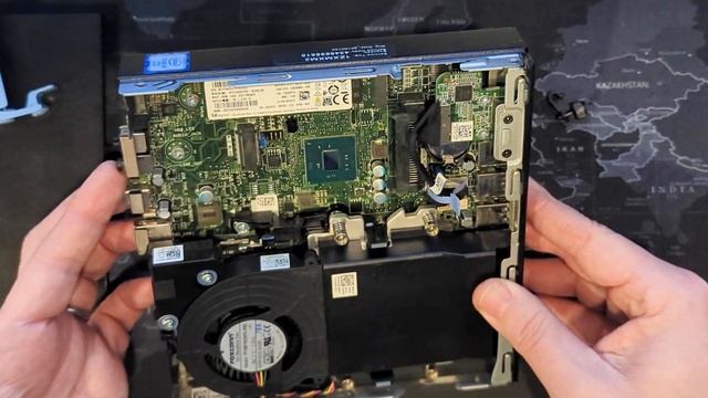 Opening up a Dell Optiplex 7050 Micro Form Factor (MFF) смотреть онлайн