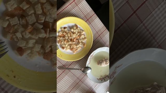 Бульон, куриное филе и гренки из белого хлеба! Приятного аппетита ?! #лайф #еда #рекомендации смотреть онлайн