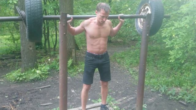 Стена скалолазания + приседания. Лесной фитнес