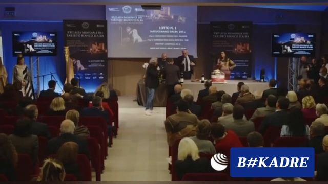 Ведущий торгов уронил белый трюфель на пол, когда цена на него превысила 5 000 евро.
