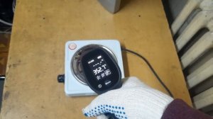 Измеряем температуру электроплитки. Около 500 градусов по Цельсию.