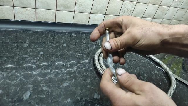 Можно ли отремонтировать шланг. Протекает шланг от душа как отремонтировать. Сантехника для содового шланга течечет ремонт. Как отремонтировать шланг для душа своими руками. Включи фото как из шланга течет вода