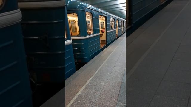 Электропоезд 81-717/714 номерной №23 на станции метро юго-западная смотреть онлайн