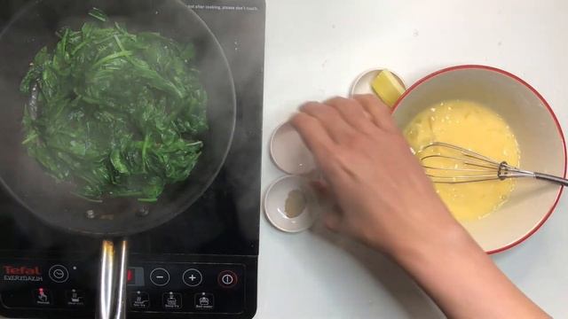 Wild Garlic Omelette, the perfect recipe for wild garlic (Allium ursinum). смотреть онлайн