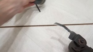 Прорезаем ламинат под дверной коробкой.