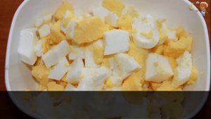 Вкусный салат на скорую руку с жареным луком и морковью